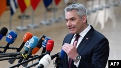 კანცლერის განცხადება მოჰყვა საკონსტიტუციო დაცვისა და ტერორიზმის წინააღმდეგ ბრძოლის ამჟამად უკვე გაუქმებული ფედერალური სააგენტოს ყოფილი თანამშრომლის, ეგისტო ოტის დაპატიმრებას, რომელიც ჯაშუშობაშია ეჭვმიტანილი.