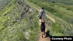 ლიზა ძაღლთან ერთად. ფოტო გადაღებულია 7 მაისს, თავდასხმამდე ცოტა ხნით ადრე.