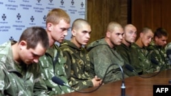 Затримані на Донеччині десантники Росії на прес-конференції в Києві (27 серпня). Це військовослужбовці 331-го полку 98-ї Свірської дивізії Повітрянодесантних військ Російської Федерації