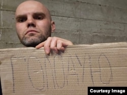 სერგეი ლარკო წარწერით: „ვშიმშილობ“