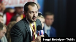 Novinar postavlja pitanje na konferenciji za novinare