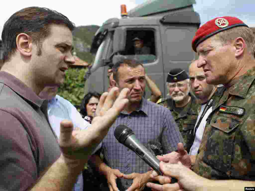Borislav Stefanović, pregovarač za Beograd u dijalogu sa Prištinom i njemački general Erhard Buhler u selu Rudare, u blizini Zvečana, 29.07.2011. Foto: Reuters / Marko Đurica