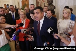 Președintele AUR, George Simion, a anunțat înainte de începerea ședinței de dezbatere a moțiunilor, că partidele care le-au inițiat nu vor intra în sala de plen.