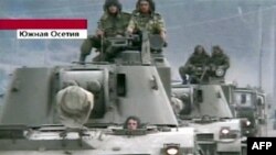 Телебачення Росії продемонструвало російської бронетехніки, яка увійшла на територію Південної Осетії. 8 серпня 2008 р.