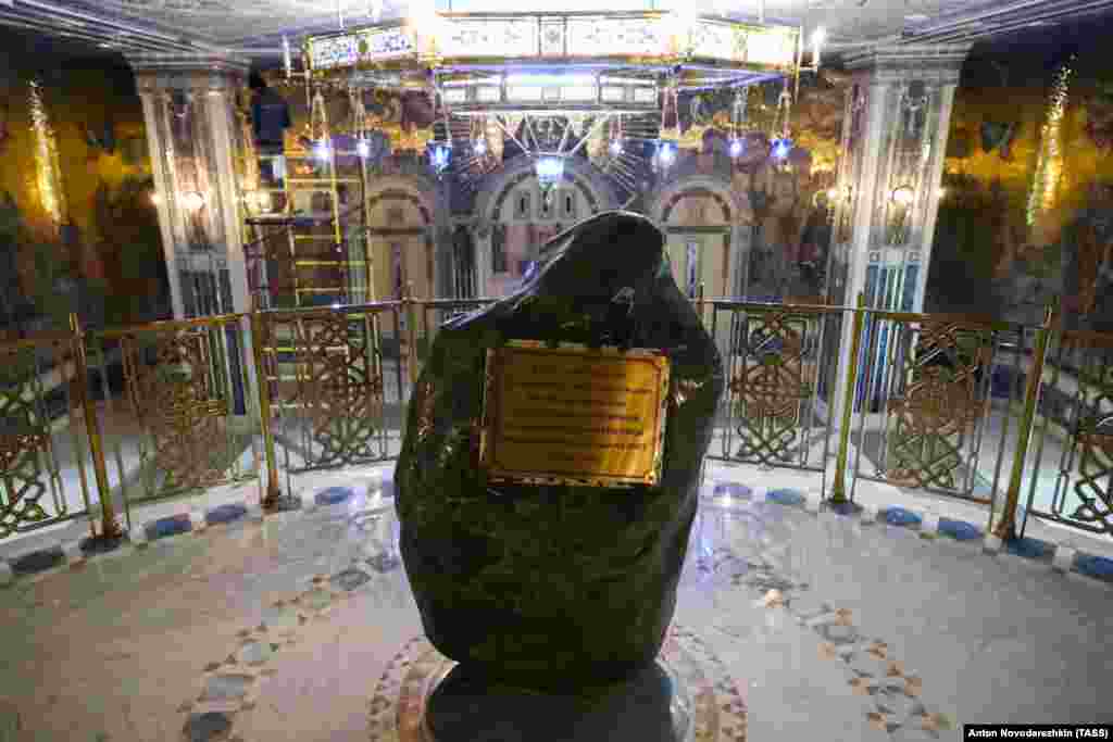 Надпись на камне в основании собора сообщает: он был заложен патриархом Кириллом, президентом РФ Владимиром Путиным и министром обороны РФ Сергеем Шойгу 19 сентября 2018 года 