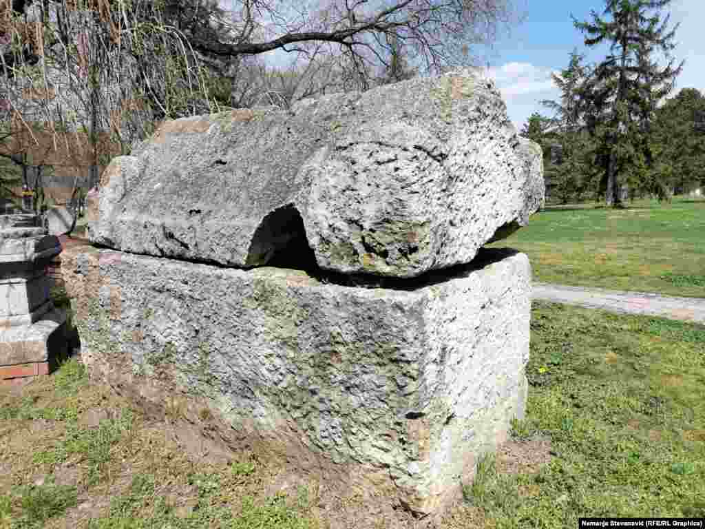 Jedini potpuno sačuvan sarkofag koji podseća na stećak.