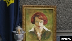 Портрет Олени Теліги на церемонії відкриття пам'ятної дошки на будинку де мешкало подружжя Олени та Михайла Теліг перед тим, як їх заарештувало гестапо