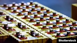 Litijum je metal koji je ključna komponenta baterija za mobilne telefone, prenosne računare i električne automobile (Foto: Proizvodnja litijumskih baterija za ekološki prihvatljive električne automobile, ilustracija)