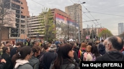 Protest studenata i građana ispred oštećene zugrade Generalštaba u centru Beograda 24. marta 2025. na 26. godišnjicu početka bombardovanja.