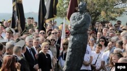 Otkrivanje spomenika bivšem predsjedniku Hrvatske Franji Tuđmanu tijekom obilježavanja 20. obljetnice "Oluje" u Kninu, 2015.