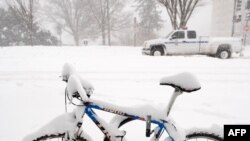 Велосипед, оставленный на дороге, во время снежной бури