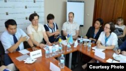 Уповноважена Верховної Ради з прав людини Валерія Лутковська (третя ліворуч) і члени правозахисних організацій, Харків, 13 червня 2014 року