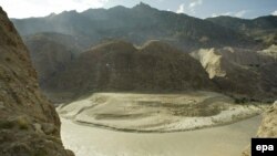 د اباسین یو انځور، پخوانیو حکومتونو غوښتل پر دې سیند د کالاباغ یم جوړ کړي.