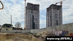 Котлован под строительство очередной высотки на месте завода «Дионис»