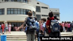 Ispred jedne od crnogorskih osnovnih škola