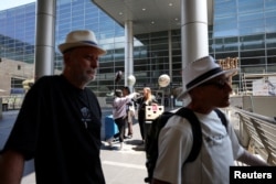 Cetățeni israelieni ajung la aeroportul internațional Ben Gurion, Tel Aviv, Israel, 24 iunie 2025.