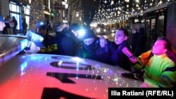 საპროტესტო აქციაზე მომხდარი ინციდენტის შემდეგ შსს-მ ორი პირი დააკავა. 16 დეკემბერი, 2024 წელი