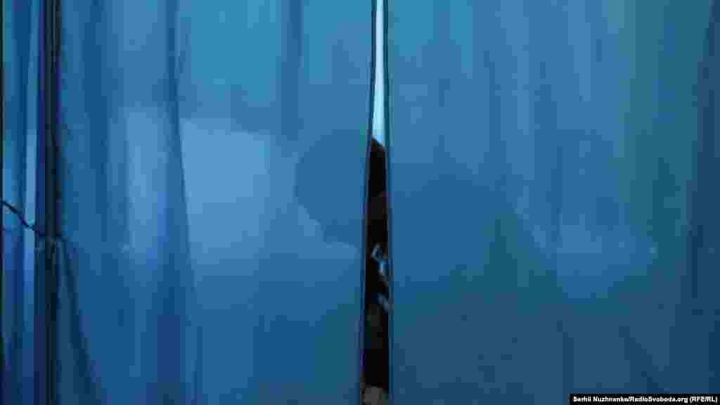 По данным экзитполов, Владимир Зеленский набирает 73,2 процента голосов. Пётр Порошенко – 25,3 процента