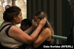 თამუნა იარაჯული ამშვიდებს მაია ბარათაშვილს, რომელმაც ცოტა ხნის წინ გაიგო, რომ მისი შვილის მდგომარეობა დამძიმდა.