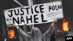 პარიზის გარეუბან ნანტერში აქციის მონაწილეს უჭირავს პლაკატი წარწერით: სამართლიანობა ნაელისთვის. 2023 წლის 29 ივნისი 