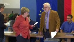 Меркель і Шульц голосують на парламентських виборах в Німеччині (відео) Меркель і Шульц голосують на парламентських виборах в Німеччині (відео)