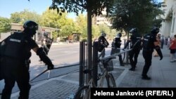 Policija uklanja metalne ograde sa ulice u Zemunu, 4. jul 2025.