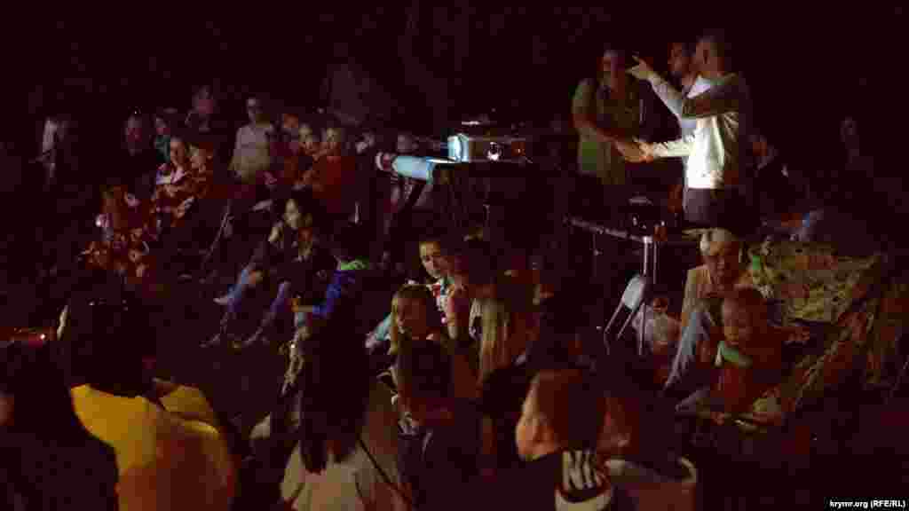 Для показу обладнано 50 місць