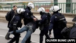 Policija hapsi lidera Pokreta Kreni-Promeni Sava Manojlovića tokom blokade Starog savskog mosta u Beogradu, 20. novembar 2024.