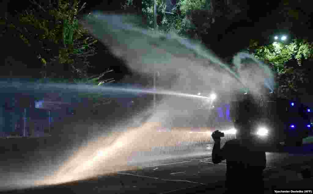 Policija koristi vodeni top protiv prosvjednika.