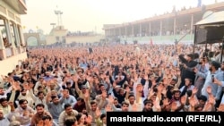 Stanovnici Parachinara, administrativnog sjedišta pakistanskog sjeverozapadnog okruga Kurram, na protestu zahtijevaju ponovno otvaranje puteva 7. novembra 2024.