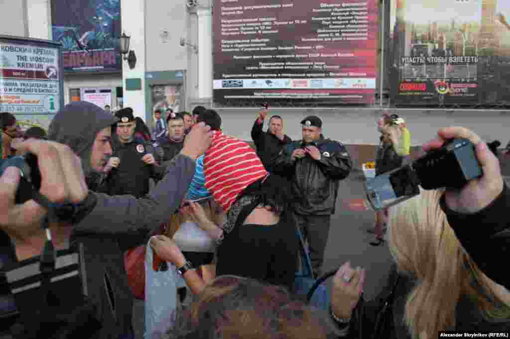 Участников несостоявшейся прогулки в "балаклавах" непрерывно снимали сотрудники МВД в штатском