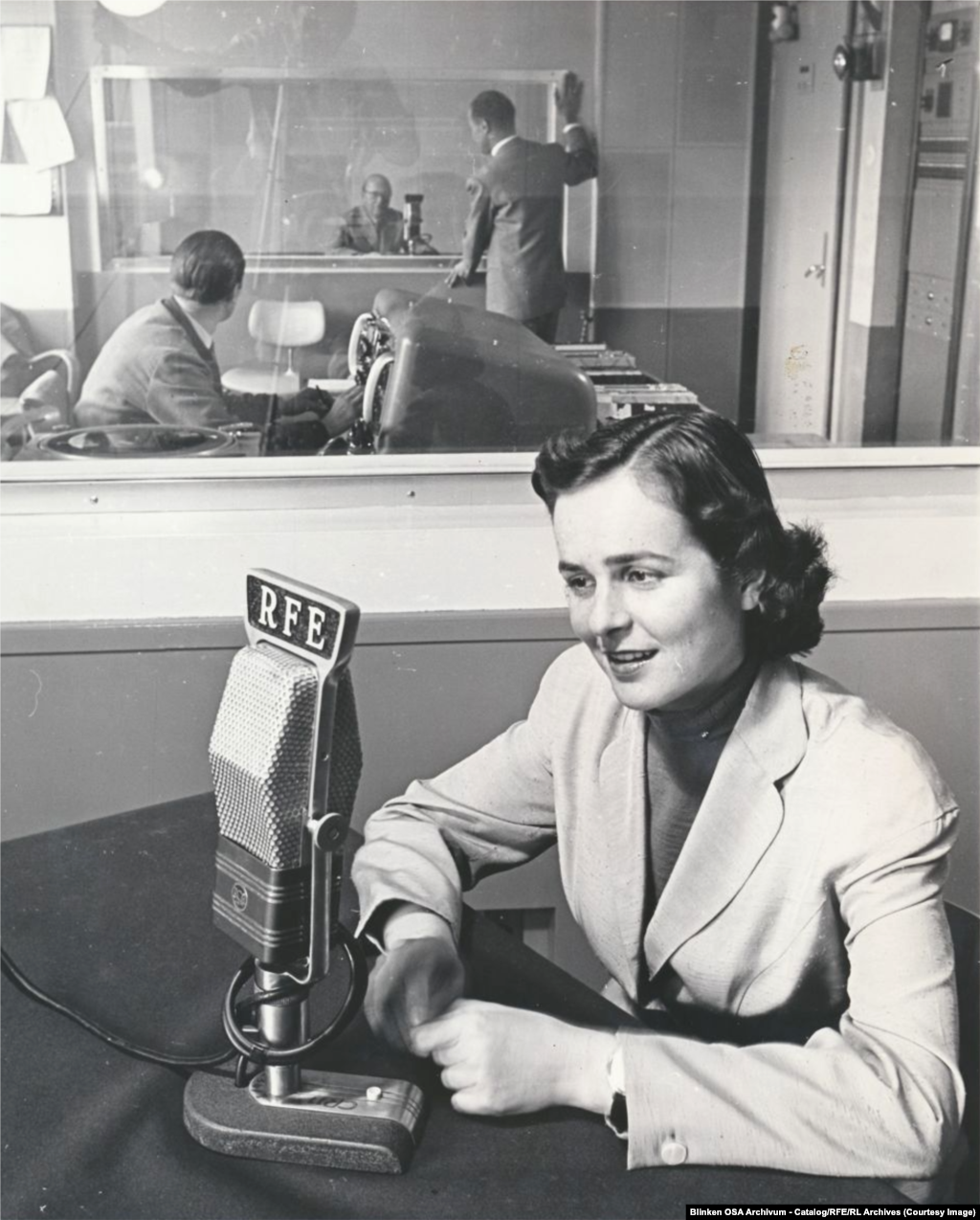 უნგრელი წამყვანი რადიო თავისუფალი ევროპის (RFE) ოფისში მიუნხენში, გერმანია, 1955 წელი.ამერიკულმა რადიომ მაუწყებლობა ხუთი წლით ადრე, 1950 წლის 4 ივლისს დაიწყო.