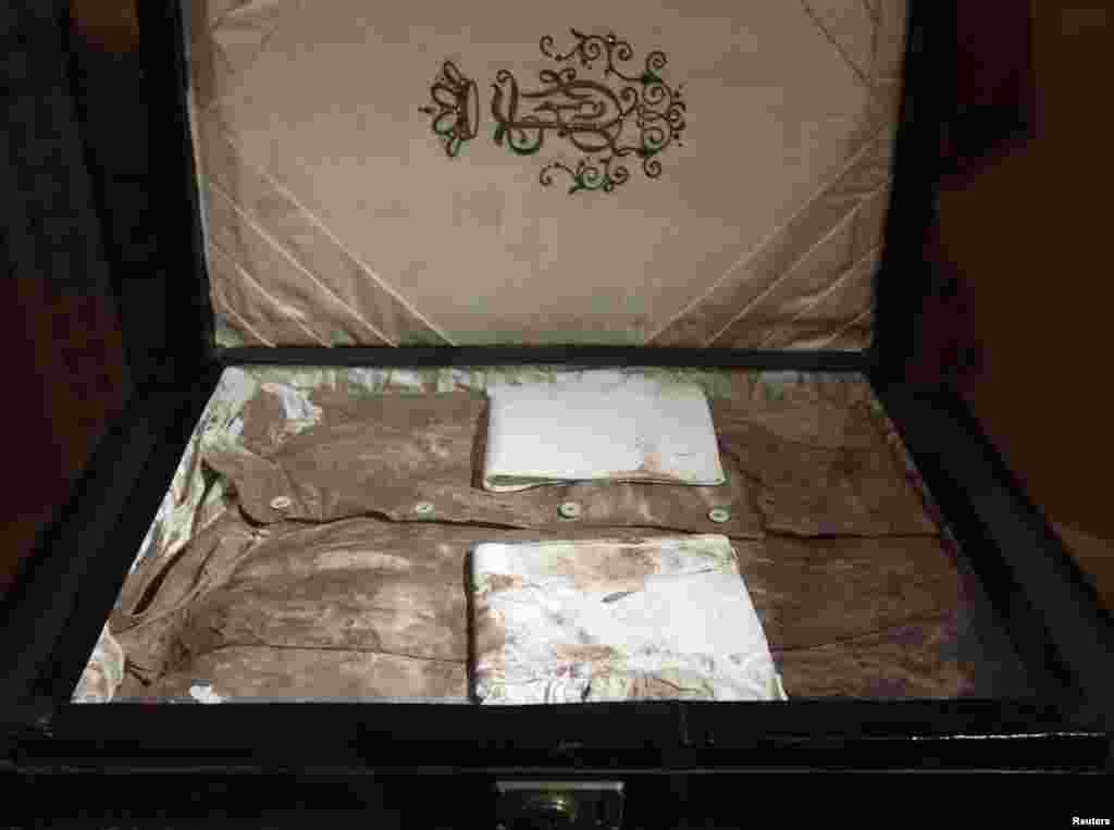 Potkušulja koju je nosio nadvojvoda Ferdinand kada je ubijen, izložena u Vojno-istorijskom muzeju u Beču.