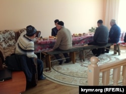 Рідні та близькі активіста Решата Аметова під час молебню у нього вдома