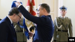 Президент Польши Анджей Дуда вручает Большой крест за заслуги Республики Польша заместителю генерального секретаря НАТО Александру Вершбоу в президентском дворце Бельведер, 7 июля 2016 года