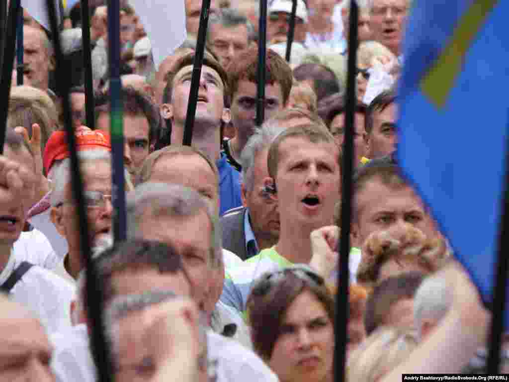 Натомість Центр зв’язків з громадськістю Головного управління МВС України в Києві нарахував не більш як 1,5 тисячі осіб.