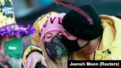 Пара цілується крізь маски в Нью-Йорку, США (фото ілюстративне)