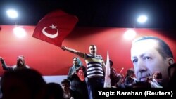 Slavlje pristalica predsednika Redžepa Tajipa Erdogana u Istanbulu