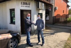 Radnik Jure Slaviša Pajović (desno) po izlasku iz pritvora sa predsednikom opšine Topola Draganom Jovanovićem na čiju inicijativu je formiran tim advokata za njegovu odbranu