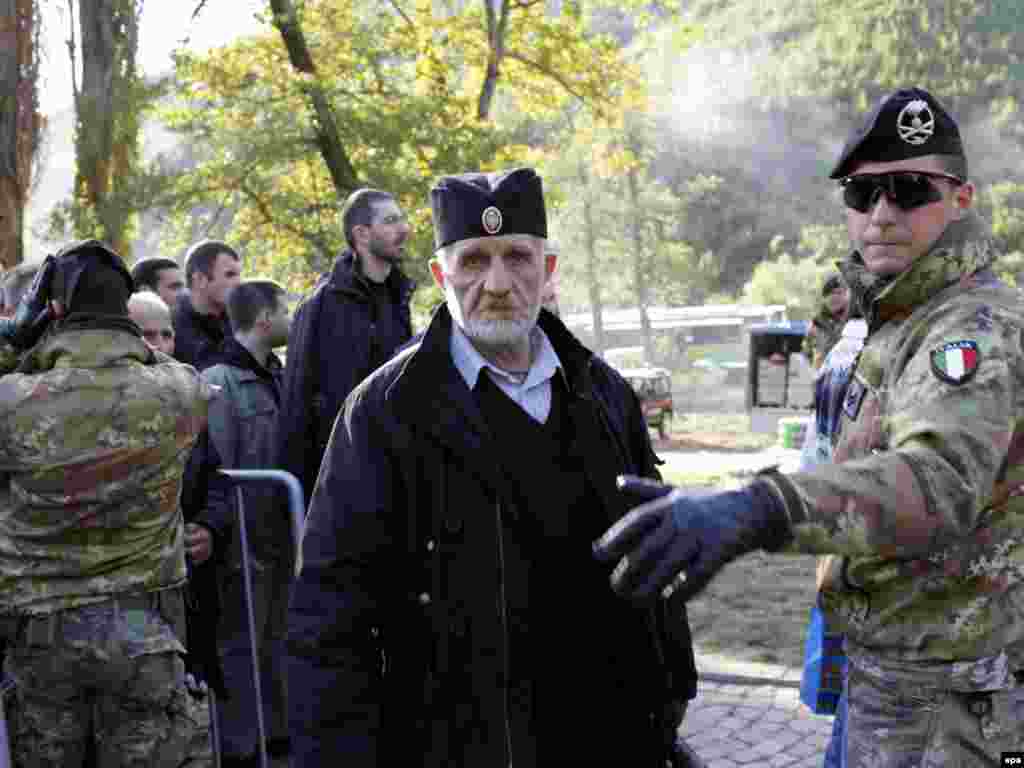 Pripadnici italijanskog Kfor-a obezbeđuju Pećku patrijaršiju na dan ustoličenja - EPA/VALDRIN XHEMAJ