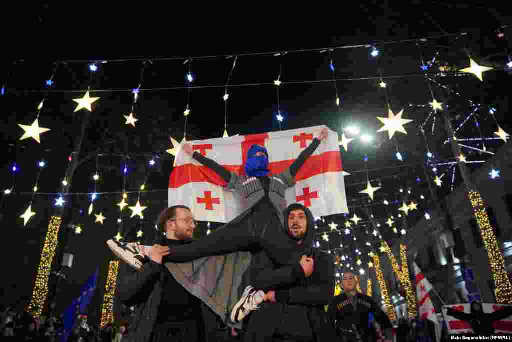21 დეკემბერს თბილისში რუსთაველის ქუჩაზე აქციის მონაწილეებმა ხორუმი იცეკვეს. ხორუმის ჯაჭვში ასობით ადამიანი ჩაება. 