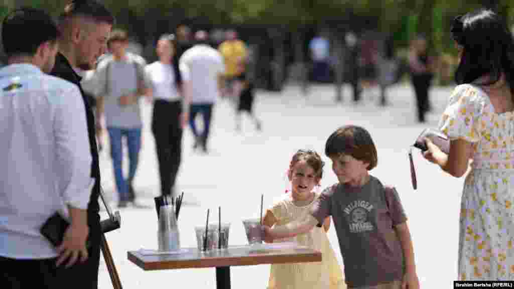 Disa fëmijë duke u freskuar me ujë me akull. Instituti Kombëtar i Shëndetësisë Publike ka bërë thirrje që prindërit të kenë kujdes të shtuar dhe të mbrojë fëmijët dhe foshnjat nga të nxehtët.