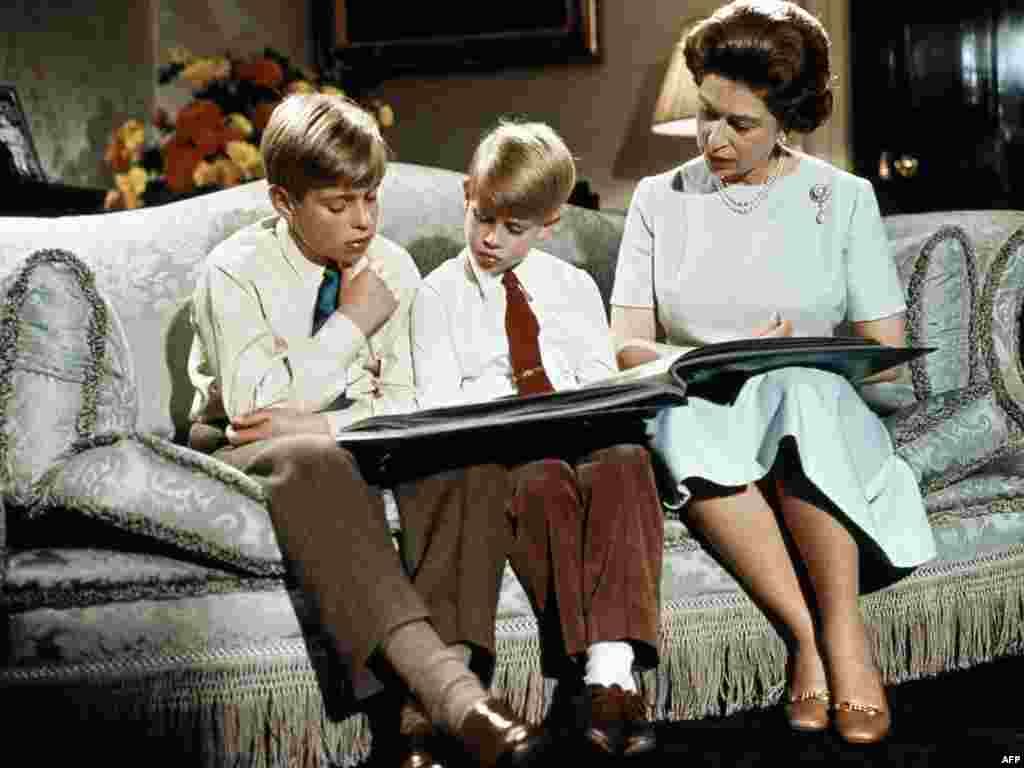 Королева Елизавета с младшими сыновьями, принцами Эндрю и Эдвардом, читают книгу в Букингемском дворце. Рождество 1971 года. 