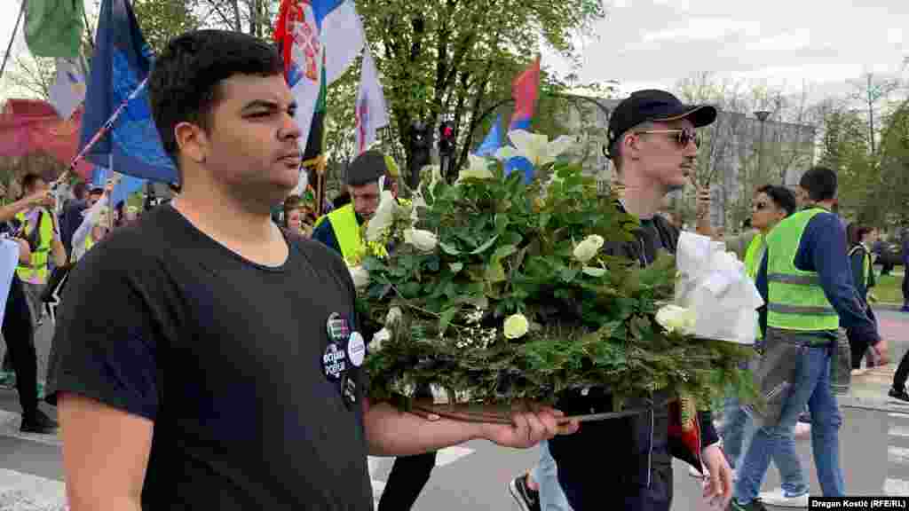 Posle okupljanja ispred Pravnog fakulteta studenti i građani krenuli su do Novog groblja, gde u Aleji zaslužnih građana počiva student Žarko Marinović.