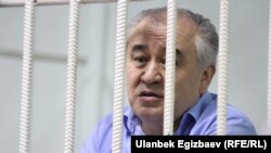 Jailed opposition leader Omurbek Tekebaev (file photo)