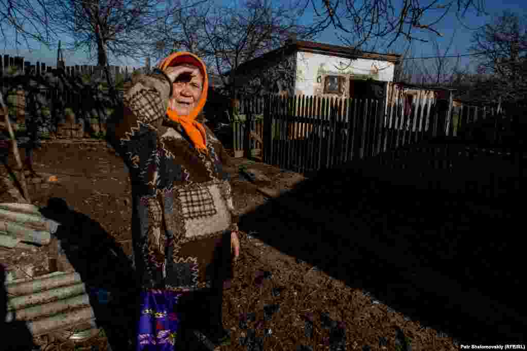 75-летняя Мария Андреевна живет в деревне Зайцево, где проходит линия разграничения между силами пророссийских сепаратистов и украинскими военными. 