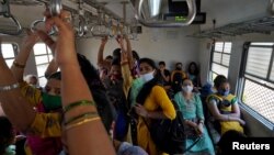 Jedno od objašnjenja za nisku stopu zaraze, posebno u megapolisima poput Delhija koji su nekada bili žarišta COVID-19, je velika prevalencija antitijela na korona virus zbog izloženosti virusu.