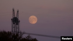 У міністерстві уточнили, що у зв’язку з бойовими діями найскладніша ситуація зі знеструмленнями спостерігається в Донецькій, Херсонській і Харківській областях