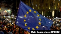 ევროკომისიის ახალი კვლევის თანახმად, ევროკავშირში საქართველოს ევროკავშირში ინტეგრაციის მომხრეები მცირედით სჭარბობენ მოწინააღმდეგეებს.