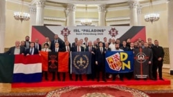 Групповое фото участников "Учредительной конференций международной лиги антиглобалистов"